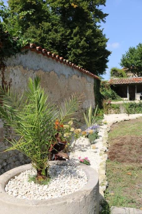 As Seen On A New Life In The Sun - Beautiful 3 Bedroom Cottage With Shared Pool Montboyer Exterior photo