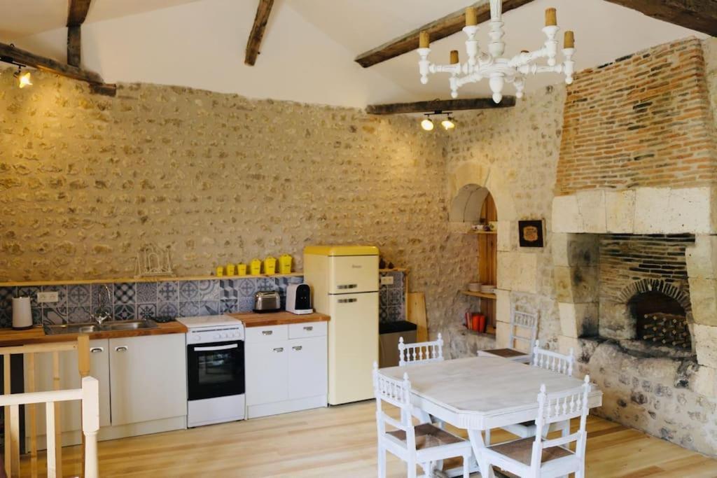 As Seen On A New Life In The Sun - Beautiful 3 Bedroom Cottage With Shared Pool Montboyer Exterior photo